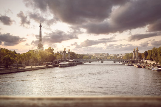 Abendstimmung in Paris - Seine mit Eiffelturm