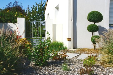 jardin aménagé et portail ,clôture 