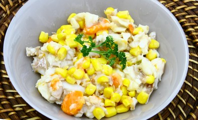 poisson,maïs et carotte à la sauce