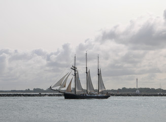 altes antikes segelschiff schiff dreimaster verlässt hafen und segelt auf see ozean meer  © fotoak80