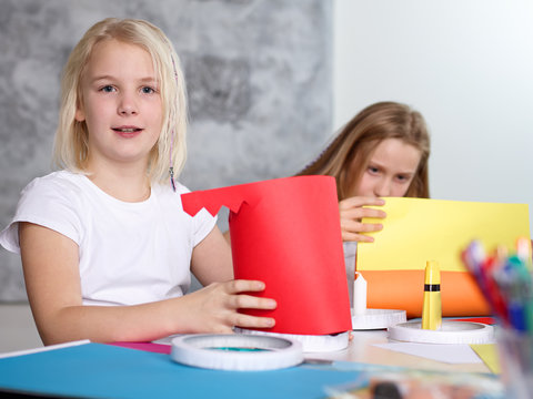 Kinder bastern Laternen