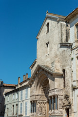 Fototapeta na wymiar Kathedrale Saint-Trophime am Place de la Republique in Arles