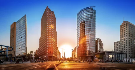 Foto op Plexiglas de beroemde potsdamer platz in berlijn bij zonsondergang © frank peters