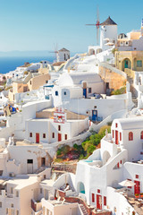 Griechenland, Blick auf das berühmte Dorf Oia mit Windmühlen