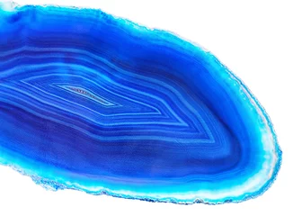 Photo sur Plexiglas Cristaux Incroyable section transversale en cristal d& 39 agate bleue colorée isolée sur fond blanc. Surface en cristal d& 39 agate translucide naturelle, structure abstraite bleue tranche de pierre minérale gros plan macro