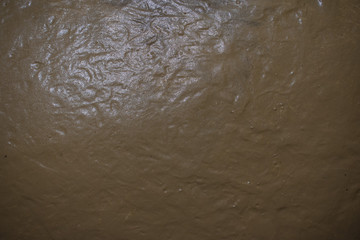 Fond abstrait avec texture de béton sur fond noir, idéal pour des designs robustes et...