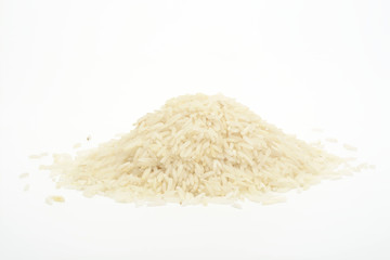 Arroz basmati sobre fondo blanco