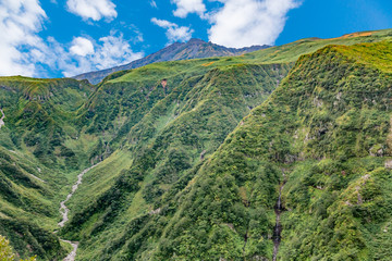 色づき始めた鳥海山の山肌