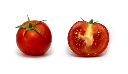 ganze und geschnittene tomate isoliert auf weißem hintergrund