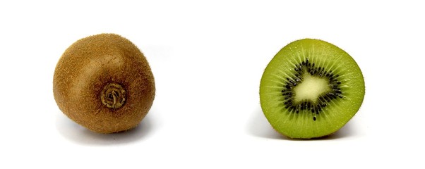 Fototapeta premium ganze und geschnittene kiwi isoliert auf weißem hintergrund