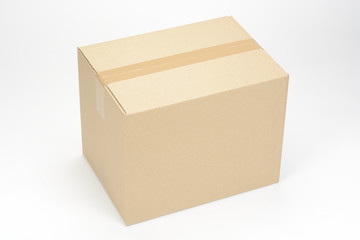 Caja de cartón sobre fondo blanco