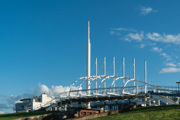 Moderne Deichbrücke in Bensersiel in Ostfriesland