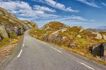 Landstraße in Norwegen durch das Gebirge