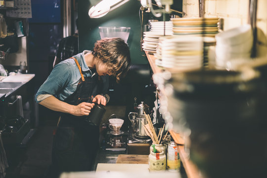 コーヒーを淹れる人
