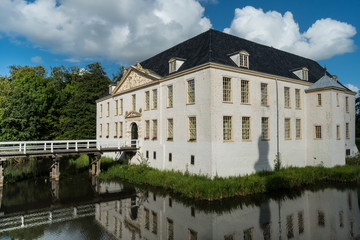 Fototapeta na wymiar Wasserschloss Norderburg in Dornum in Ostfriesland