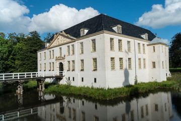 Fototapeta na wymiar Wasserschloss Norderburg in Dornum in Ostfriesland