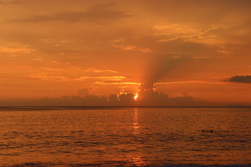 Majestuoso atardecer en el océano pacífico 