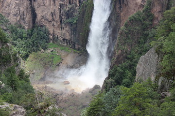 espectacular ca&iacute;da de agua
