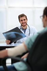 Obraz premium doctor examining x-ray picture of the patient
