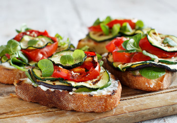 Sandwich with grilled vegetables