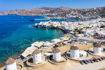 Luftansicht der berühmten Windmühlen von Mykonos, Kykladen, Griechenland 
