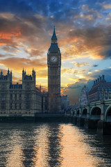Fototapeta premium Der Big Ben Turm, das Londoner Wahrzeichen an der Themse, am Westminster Palast bei Sonnenuntergang