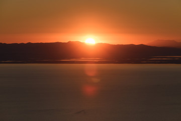 Fototapeta na wymiar Mountaintop view of the sunset over the Great Salt Lake in Utah USA