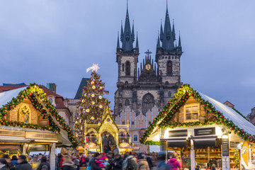 Prager Weihnachtsmarkt in der Nacht auf dem Altstädter Ring mit verschwommenen Menschen in Bewegung. Prag, Tschechische Republik.