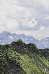 Paraglider über den Alpen