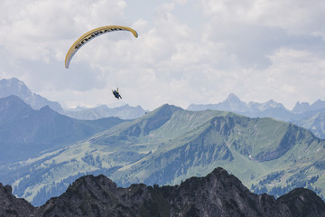 Paraglider über den allgäuer Alpen