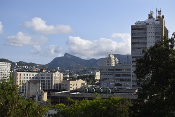 Fototapeta na wymiar Paisagem urbana no Rio de Janeiro, colina em cidade 