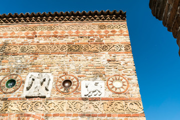 Fassade mit zahlreichen Schmuckelementen und Reliefs der Kirche der Abbazia di Pomposa, c. 800-1400