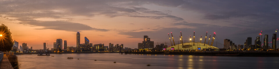 Fototapeta na wymiar London Twilight Panorama