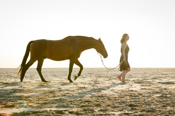 Pferd und Frau am Strand