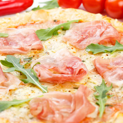 Pizza Prosciutto Schinken Zutaten backen Quadrat Nahaufnahme