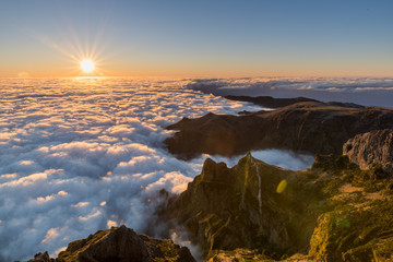 Lever soleil sur montagne