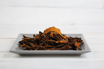 dried tea leaves on the plate