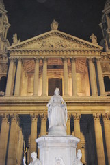Fototapeta premium Statue of Queen Anne, St Paul's Churchyard, London