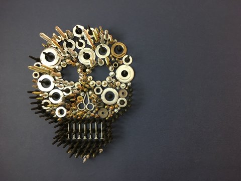 Calavera de tornillos y tuercas de metal.