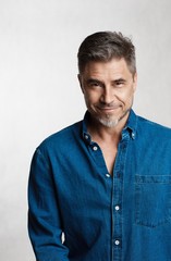 Obraz premium Goodlooking older man in casual shirt smiling