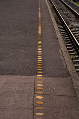 Obraz premium Railroad yellow dots on platform