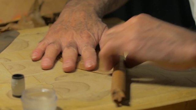 Creating and hand rolling cigar 4