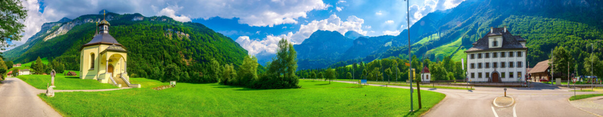 Berge mit Kapelle in den Alpen bei Grafenort, Engelberg, Obwalden, Schweiz 