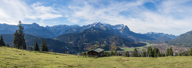 Panorama des Zugspitzmassivs im Sommer, Wank