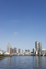 Fototapeta premium widok na zatokę tokio z molo takehiba w tokio