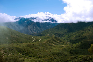 Obraz premium Górskie zachmurzone niebo