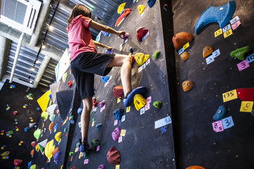 真剣にボルダリングに打ち込む女性