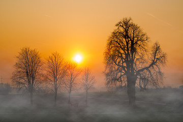 Herbstliche Stimmung mit der Sonne am Horizont