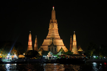 Naklejka premium Wat Arun at night