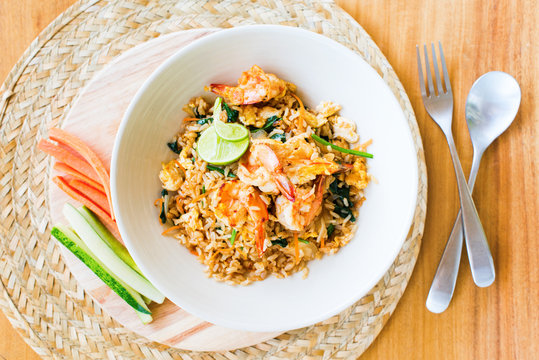 Khao pad with shrimp vegetables cucumber carrot